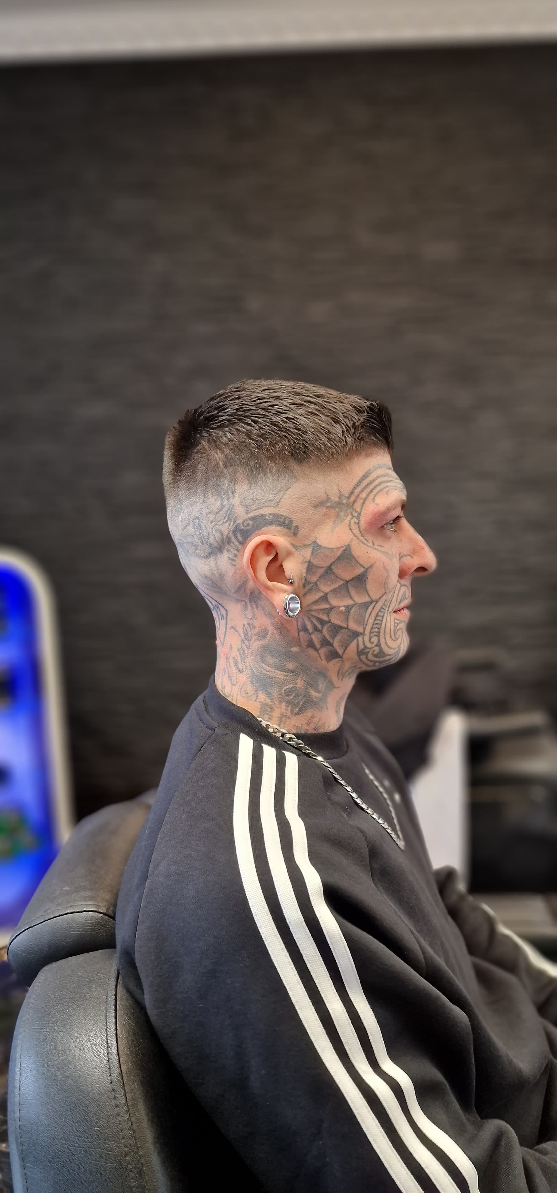 Image illustration of a haircut or a barbershop insight